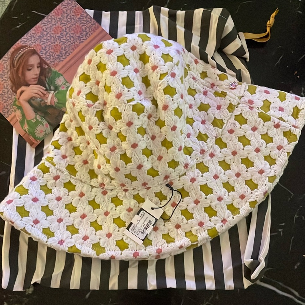 New never worn Lele Sadoughi crochet daisy bucket hat
